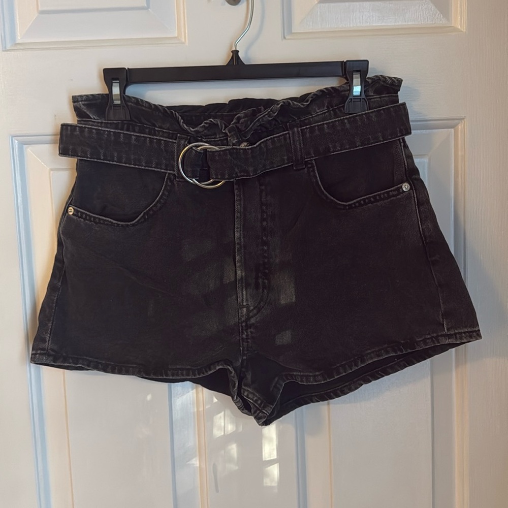 DIVIDED- H&M Black Shorts size 8
